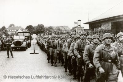 Einmarsch der Luftlandetruppen auf dem Flugplatz Kln-Ostheim nach Eroberung des Belgischen Forts Eben-Emael.