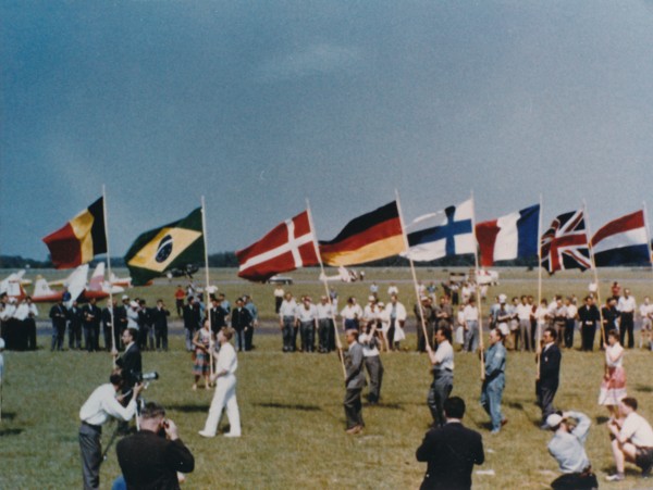 Einmarsch der internationalen Mannschaften beid er Segelflugweltmeisterschaft 1960 in Kln Butzweilerhof