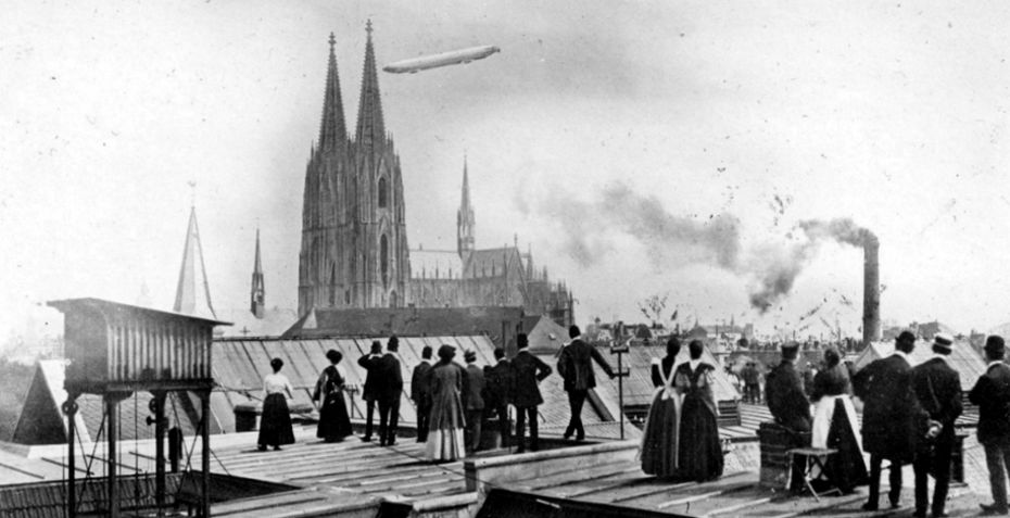 Ankunft von Graf Zeppelin Die Kölner stehen auf den Dächern.