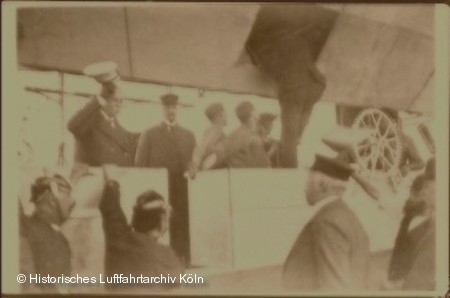 Graf Zeppelin und Oberb&uuml;rgermeister Wallraff vor der Luftschiffhalle in K&ouml;ln Bickendorf