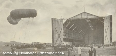 Lenkballon in Köln Bickendorf neben der Luftschiffhalle