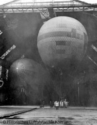 Ein Militärballon vor der Luftschiffhalle Köln-Bickendorf