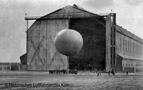 Ein Militärballon vor der Luftschiffhalle Köln-Bickendorf