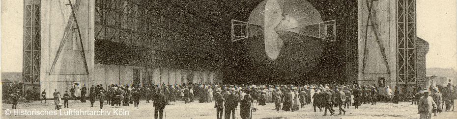 Zuschauer vor der Luftschiffhalle Kln-Bickendorf