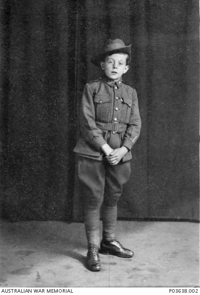 London - Henri "Little Digger" in seiner neuen Uniform als stellvertretenden Unteroffizier ehrenhalber. Am linken Ärmel trägt er stolz seine zwei Verwundeten-abzeichen.