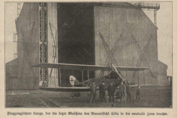 Letzte Maschine der Fliegerstation Butzweilerhof vor der Luftschiffhalle Cln Bickendorf