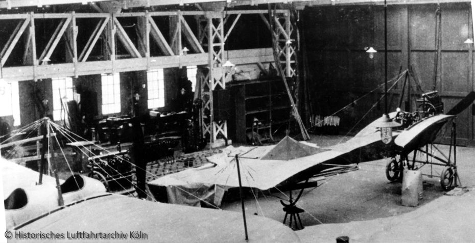 Die Werft der Fliegerstation Butzweilerhof. Hier zwei Rumpler Taube.