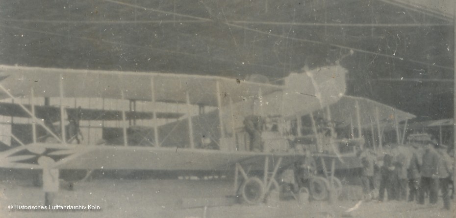 Ein deutscher Bomber in der Halle