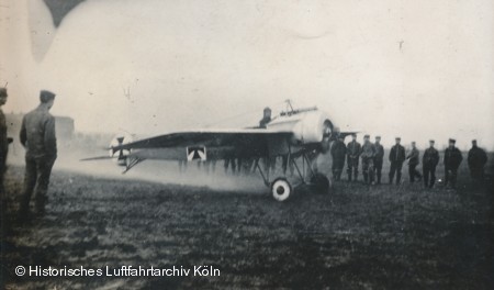 Eine Fokker E III landet.