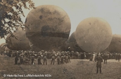 Die Kapelle des Artillerie Regiments 59 Cln-Riehl spielt zum Start der Ballone