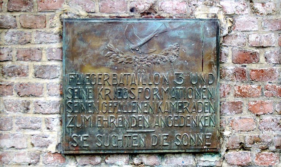 Gedenkplatte auf Fort I in Köln-Bayenthal für die gefallenen Angehörigen des Fliegerbataillon Nr 3, zu dem zeitweise auch Werner Voss und Manfred von Richthofen gehörten.