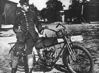 Werner Voss mit seinem Motorrad.