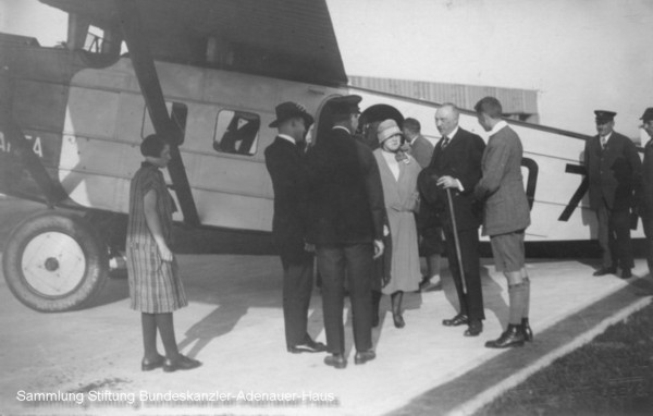 Konrad Adenauer, Oberbürgermeister von Köln, auf dem Flughafen Köln Butzweilerhof