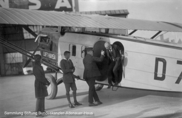 Konrad Adenauer, Oberbürgermeister von Köln, auf dem Flughafen Köln Butzweilerhof