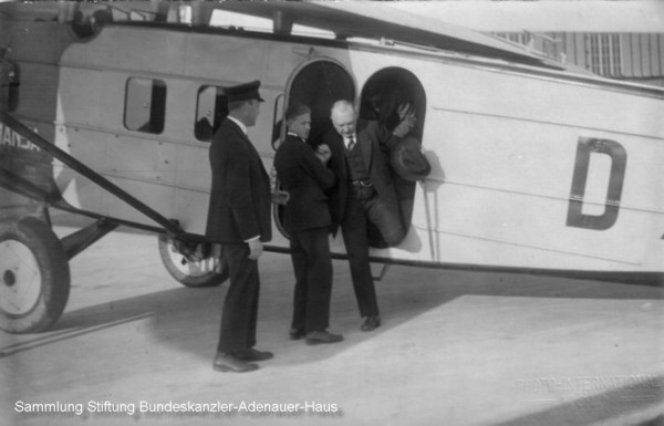 Konrad Adenauer, Oberbürgermeister von Köln, auf dem Flughafen Köln Butzweilerhof