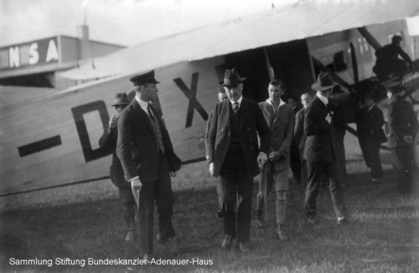 Konrad Adenauer, Oberbürgermeister von Köln, auf dem Flughafen Köln Butzweilerhof