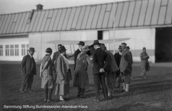 Konrad Adenauer, Oberbürgermeister von Köln, auf dem Flughafen Köln Butzweilerhof