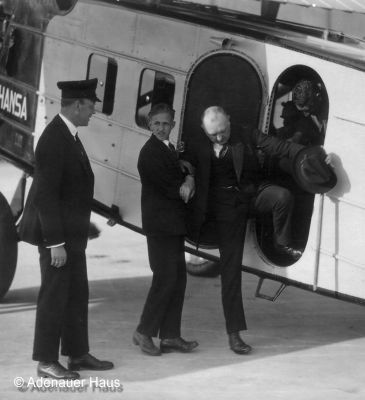 Konrad Adenauer steigt aus einer Dornier-Merkur aus auf dem Flughafen Köln Butzweilerhof 1926