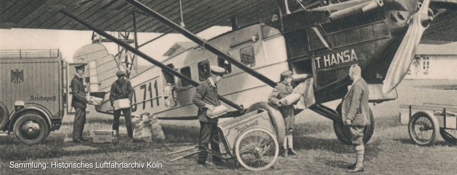 Verladen von Postsäcken und Paketen für den Lufttransport in die Dornier Merkur D-711 auf dem Flughafen Köln Butzweilerhof um 1927