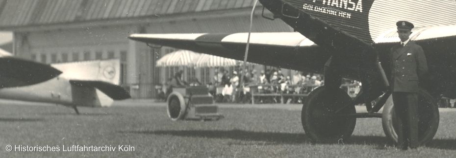 Vorfled des Flughafen Kln Butzweilerhof  mit einerfahrbaren Rolltreppe um 1926