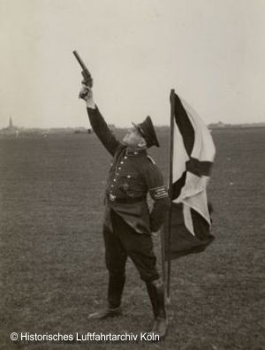 Luftpolizist Albert Grünberg mit Leuchtpistole auf dem Flughafen Köln Butzweilerhof um 1929