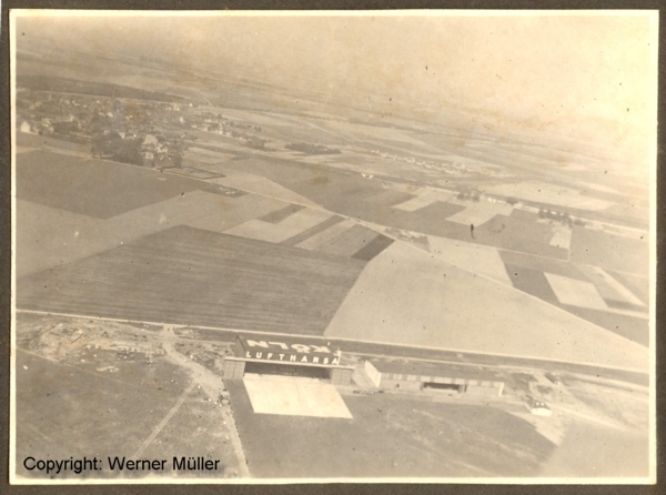 Die Riesenflugzeughalle des Flughafens Köln Butzweilerhof . Im Hintergrund Köln Longerich