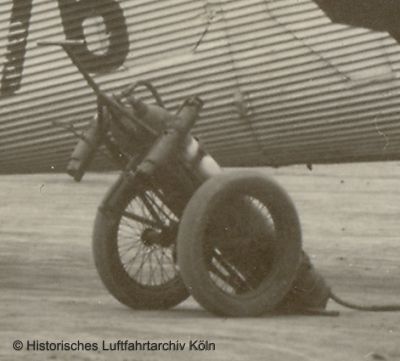 CO-Feuerlscher auf dem Flughafen Kln Butzweilerhof um 1926