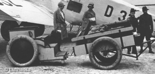 Handkarren auf dem Flughafen Köln Butzweilerhof um 1927