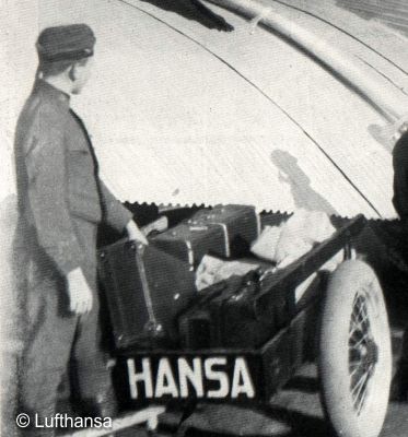 Luftboy Hans Kndgen mit einem handwagen zum Transport des Gepcks  auf dem Flughafen Kln Butzweilerhof um 1927