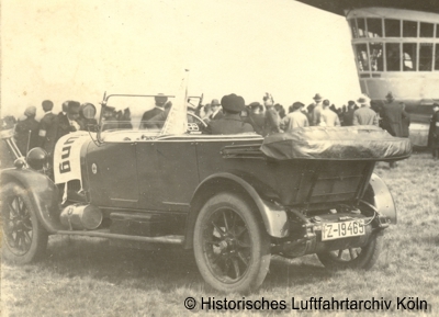 Dienstwagen der Luftpolizei Kölnauf dem Flughafen Köln Butzweilerhof rechts die Kanzel des Luftschiff LZ 127 "Graf Zeppelin"