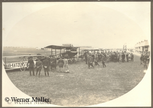 DieKunstflugstaffel der Firma Raab-Katzenstein auf dem Flughafen Butzweilerhof 1928