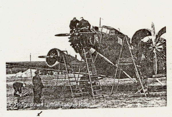 Hans Kndgen vor einer Ju 52 in Russland