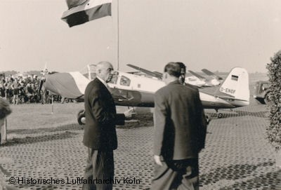 Das Geburtstagskind Jakob Möltgen vor der neuen Klemm 107 B D-ENOF "Köbes Möltgen".