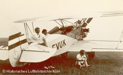 Liesel Bach hört den Ausführungen des "Professors" aus Möderath zu.