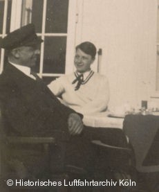 Jakob Möltgen und seine Flugschülerin Liesel Bach auf dem Flughafen Köln Butzweilerhof