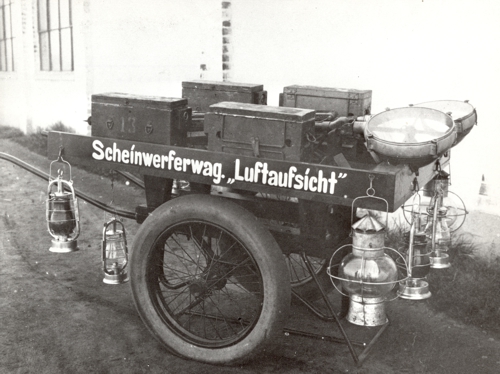 Scheinwerferwagen fr Nachtflge zur Flugfeldbeleuchtung
