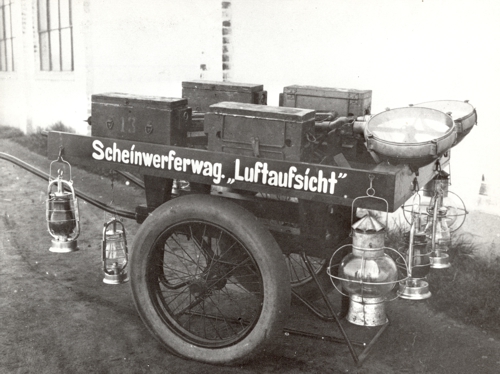 Scheinwerferwagen fr Nachtflge zur Flugfeldbeleuchtung