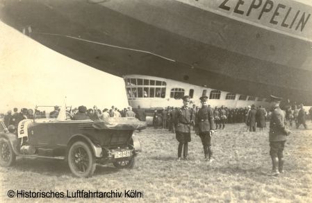Ankunft des Luftschiffs Z 127 "Graf Zeppelin" auf dem Flughafen Köln Butzweilerhof