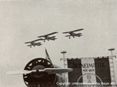 Eine Kette He 51-Flugzeuge berfliegt den Flugplatz Kln Butzweilerhof aus Anlass der Taufe des neuen Unternehmensflugzeug der Bayer-Werke.