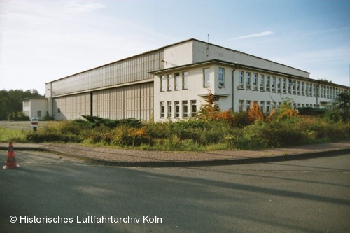 Halle 2 mit doppelt umlaufendem Büro- und Werkstattanbau auf dem Butzweilerhof