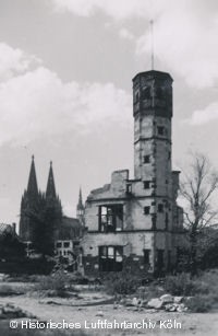 Die zerstörte Innenstadt vom Stapelhaus am Rhein aus gesehen. Hier der Turm des Stapelhaus, im Hintergrund der Kölner Dom.