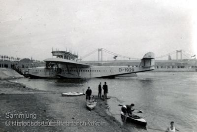 Die DoX im alten Flohafen in Kln-Riehl. Im Hintergrund die Mlheimer Brcke