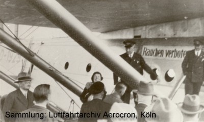 Besucher vor der DoX am 21.09.1932 in Köln