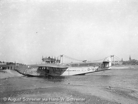 Die Dox an ihrem Liegeplatz im Riehler Flohafen. Im Hintergrund die Mlheimer Brcke.