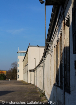 Der Betriebshof des Flughafen Kln Butzweilerhof auf der Seite des Rollfeld.
