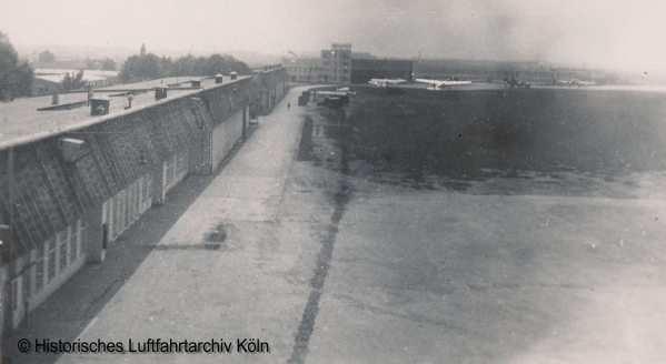 Flughafen Kln Butzweilerhof 1936. Sicht vom Verkehrsturm auf den Neubau.