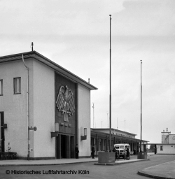 Adler am Hauptportal Flughafen Kln Butzweilerhof
