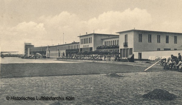 Die Besucherterasse des Flughafen Koeln Butzweilerhof. Hier noch im Bau.