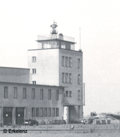  auf dem Flughafen Kln Butzweilerhof 1936 mit Turm der Luftaufsicht