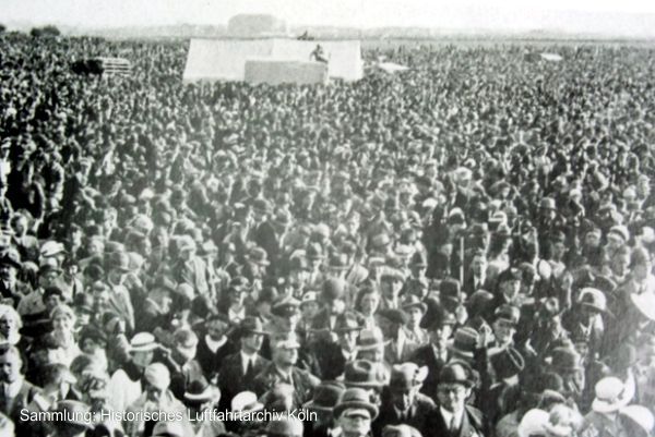 Ca. 300.000 Besucher am Flugtag 1932 auf dem Butzweilerhof.